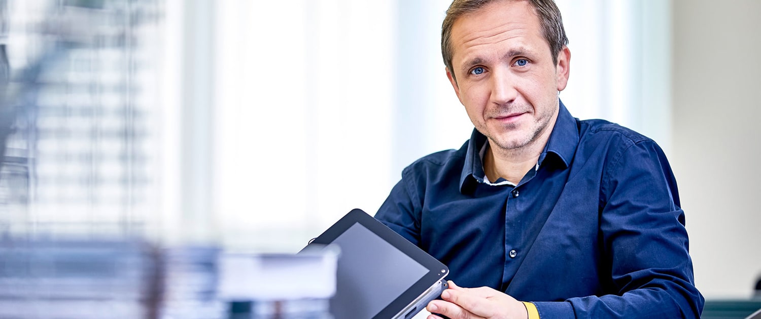 next system - Ihr zuverlässiger Partner für Ihre Haptik-Projekte next system Mitarbeiter hält Touchscreen in den Händen
