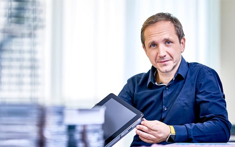 next system - Ihr zuverlässiger Partner für Ihre Haptik-Projekte next system Mitarbeiter hält Touchscreen in den Händen