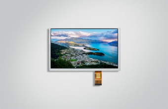 TFT Displays mit verschiedenen Optionen und Zubehör von next system TFT Display mit einem Bild einer schönen Landschaft an einer weißen Wand.