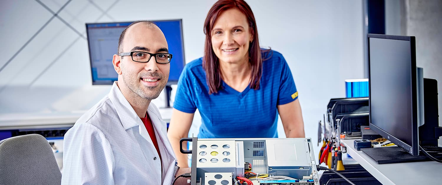 next system - Ihr zuverlässiger Partner für industrielle Komponenten 2 next system Mitarbeiter mit industriellen Komponenten