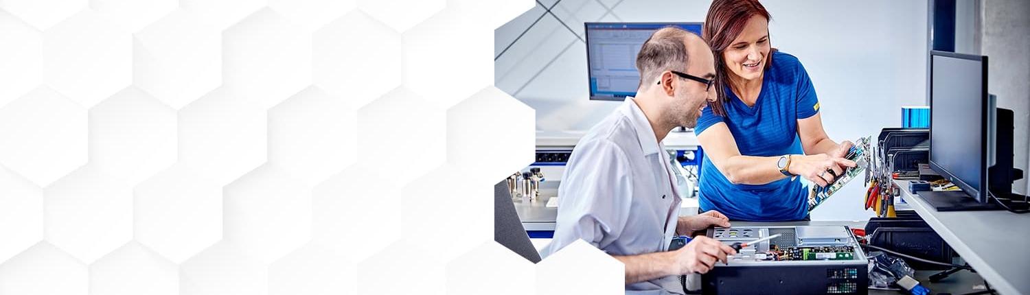 2 Mitarbeiter:innen bei der Arbeit in der Abteilung Embedded Computers - Assemblierung von Komponenten Foto von 2 Mitarbeiter:innen bei der Arbeit in der Abteilung Embedded Computers - Assemblierung von Komponenten